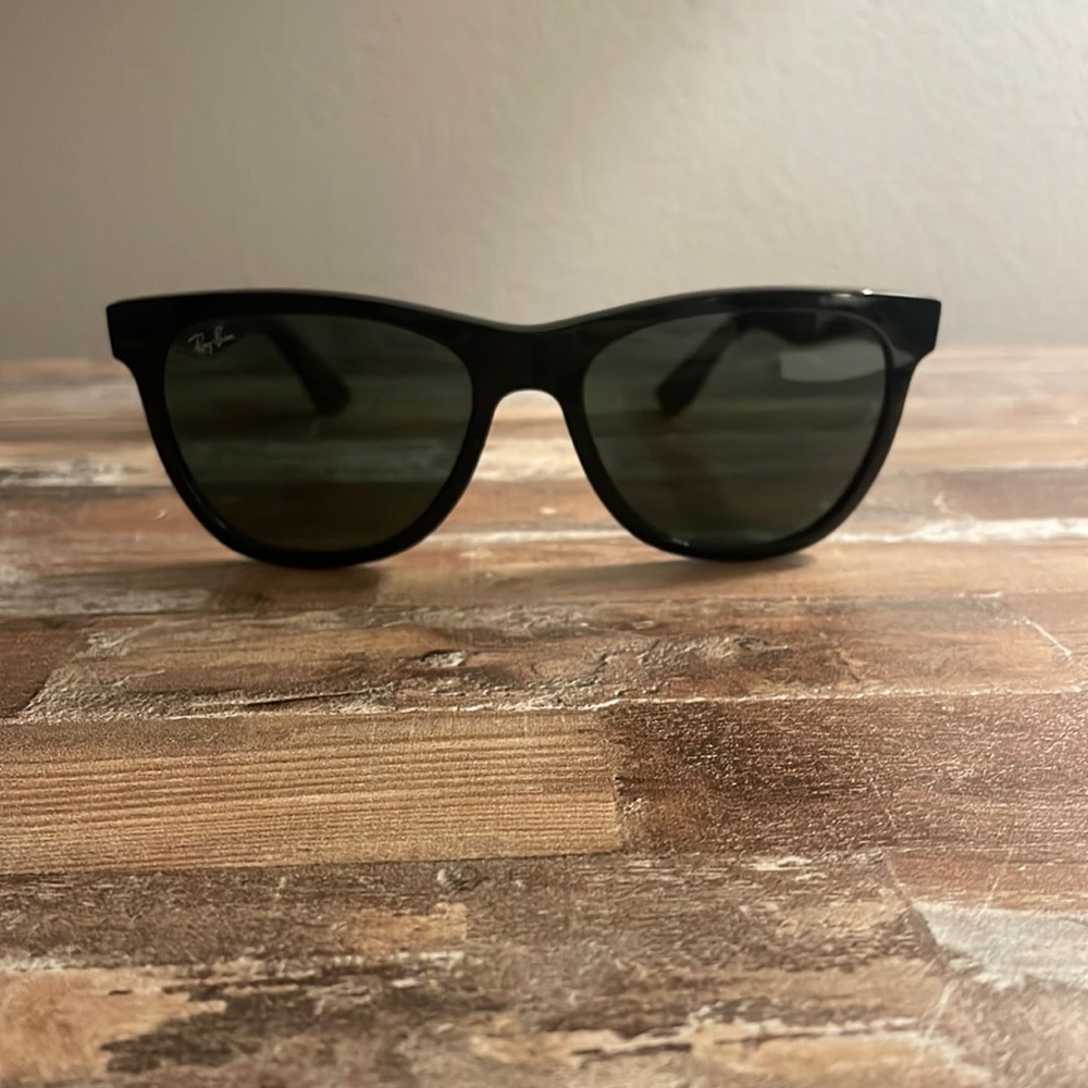 Back RayBan Wayfarer in black.  RB 4184 3N